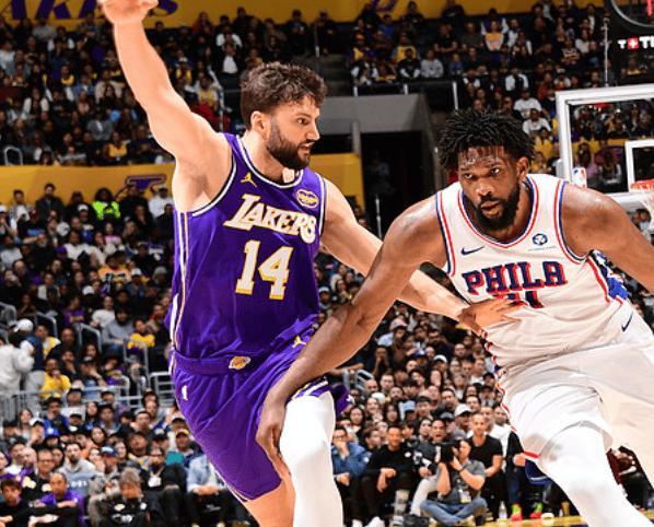 乐鱼-东契奇受伤！湖人大逆转，詹姆斯8失误破NBA纪录，里夫斯35分救主